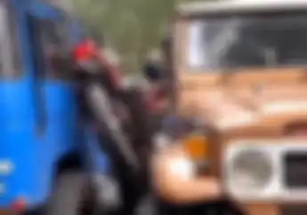 Ngilu Motor Trail Nangkring Disela-sela Mobil di Bromo, Warganet: Kok Bisa?