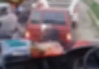 Terjebak Macet, Sopir Bus Isi Waktu Luang dengan Lap Mobil Orang Lain