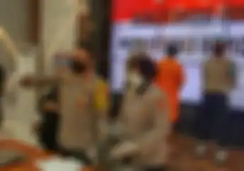 Brutal Gerombolan Pemotor Acak-acak Kafe di Bandung, Dua Orang Ditusuk Senjata Tajam