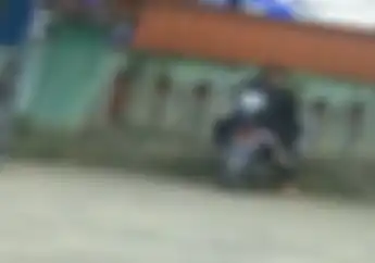 Viral, Sepasang Kekasih Di Tuban Asik Bermesraan Di Atas Motor