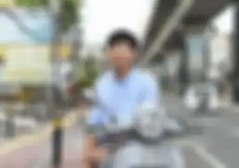 Mobil Jaguar Milik Dokter Tirta Ditabrak Pemotor yang Mengobrol di Jalan Raya, Begini Sikapnya