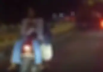 Dua Remaja Putri di Pekanbaru Lakukan Aksi Berbahaya di Atas Motor Demi Konten