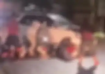 Video Mobil Seruduk 3 Motor yang Mengadang, Coba Kabur dari Warga Setelah Lakukan Tabrak Lari