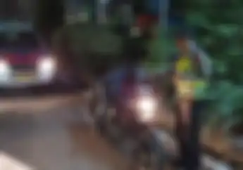 Kaget Polisi Lihat Motor Yamaha V-Ixion Mesin Menyala di Pinggir Jalan Tengah Malam, Pemiliknya Telungkup Tak Bergerak