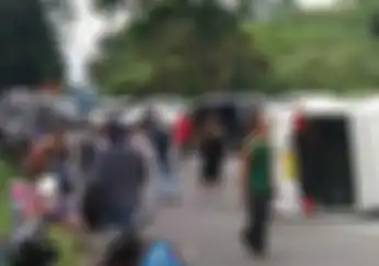 Akibat Motor Nyalip Sembarangan, Mobil Travel Terguling Di Tanjakan Emen