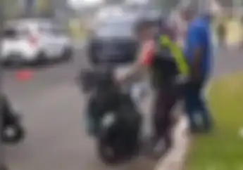 Merinding, Video Kaki Driver Ojol Diduga Putus Usai Ditabrak Mobil Porsche