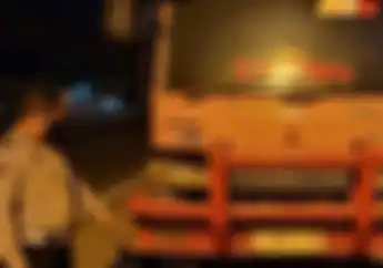 Pemotor Tutup Usia Setelah Diseruduk Truk Fuso dari Belakang di Jalur Pantura Cirebon