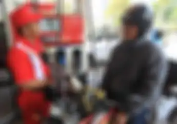 Bikers Pakai Motor Laki Wajib Turun Motor Saat Isi Bahan Bakar Minyak, Ini Alasannya