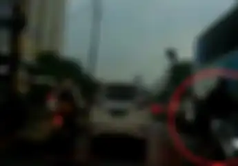Ngeri, Video Pemotor Yamaha NMAX Lempar Batu ke Kaca Mobil di Kebayoran Lama, Ini Kata Polisi