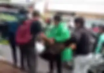 Pemotor Berhamburan Tolong Pelajar Korban Tawuran di Kemayoran, Tergeletak Tak Bergerak di Trotoar