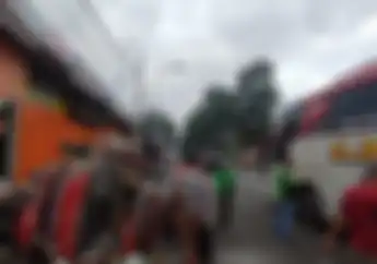 Diduga Mengantuk Angkot Seruduk Pemotor di Salatiga, 7 Orang Terkapar di Aspal