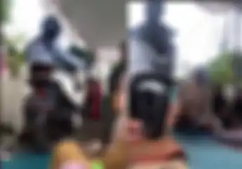 Wanita Ini Tuntun Honda PCX 150 Terobos Acara Hajatan yang Tutup Jalan