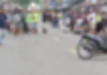Toyota Hilux Tabrak dan Seret Dua Motor di Manokwari, Warga Berhamburan Kepung Mobil