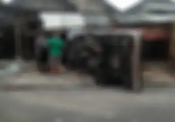 Tidak Kuat Menyalip, Mobil Pikap Tiduran di Pinggir Jalan Setelah Tabrak 3 Motor dan Warung
