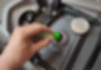 Campur Minyak Putih Ke Bensin Pertalite Bisa Bikin Irit Motor? Begini Kata Pertamina