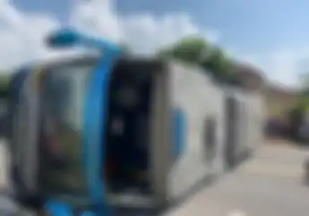 Hindari Pemotor, Bus Dengan Penumpang Puluhan Orang Melintang Di Jalan