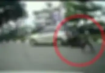Dua Jambret Naik Motor Jatuh Kena Tendangan Maut dari Tukang Parkir Saat Coba Kabur
