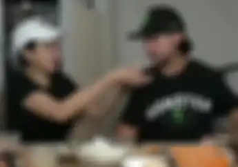 So Sweet, Nikita Mirzani dan John Hopkins Makin Lengket, Sampai Disuapin Makanan