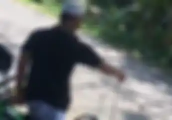 Lagi Motoran, Warga Kuningan Terkejut Muncul Ular Dari Motornya