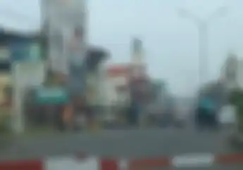 Nekat Menerobos Palang Pintu Perlintasan Kereta Api, Seorang Pemotor di Karawang Tersambar Kereta