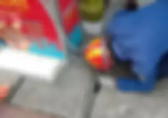 Petugas Damkar Selamatkan Kunci Motor Ojol yang Masuk ke Dalam Got