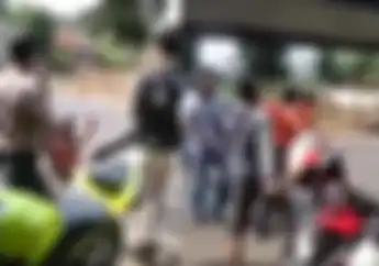 Video Debt Collector Tarik Motor Sampai Banting Badan Pria Berbaju Ormas di Purwakarta