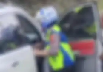 Mobil Mitsubishi Pajero Ugal-ugalan Tabrak Pemotor, Polisi Murka Langsung Cabut Paksa Kunci