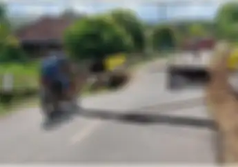 Bahaya Banget, Pemotor Masih Nekat Lintasi Jembatan Ambruk di Sumatra Selatan