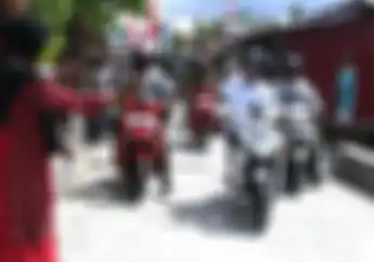 Kunjungan Kerja di Wakatobi, Presiden Jokowi dan Ibu Negara Boncengan Naik Motor Listrik Gesits