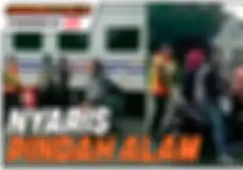 Video Pemotor Ngeyel Menerobos Palang pintu Kereta Api, Padahal Petugas Sudah Menghadang