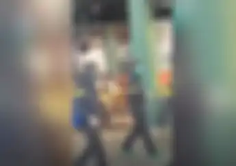 Geger Ratusan Tenaga Kerja China Padati Bandara Soekarno Hatta Berpakaian Seperti Pemotor Ketika Hujan