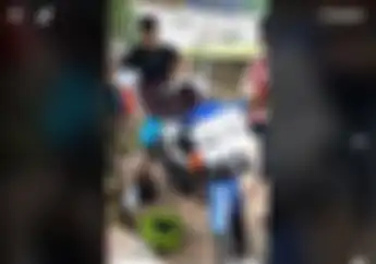 Tukang Fotokopi Keliling Unik, Mesin Fotokopi Hidup Pakai Aki Motor