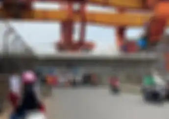 Awas, Pemotor Harus Nunduk Saat Lewati Girder Kereta Cepat Jakarta-Bandung