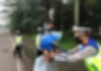 Tak Hanya Tegur Pelanggar, Polisi Bagikan Helm Saat Operasi Patuh Jaya 2022 Di Tangerang Selatan