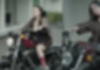 Gaya Wika Salim Naik Motor di Bawah Terik Matahari, Resleting Jaket Sampai Dibuka