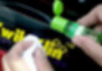 Cara Menghilangkan Noda Bekas Stiker yang Menempel di Body Motor