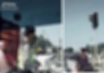 Geger Polisi Tilang Pemotor Pakai HP di Lampu Merah, Surat Tilang Dikirim ke Rumah Sesuai Alamat di STNK   