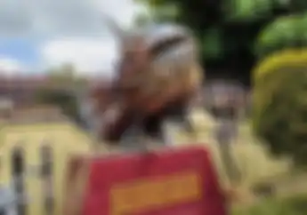 Unik, Polisi Bangun Tugu dari Knalpot Brong Hasil Razia dan Operasi Patuh 2022