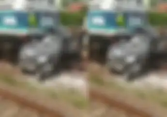 Video Mobil Toyota Avanza Ringsek Ditabrak Kereta Api di Tambun, Ini Kata KAI