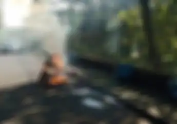 Motor Terbakar Bikin Pemilik Kaget Kepanasan, Penyebab Diduga Bensin Bocor Kena Busi