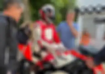 Legenda MotoGP Wayne Rainey Ngegas Yamaha YZR500 Setelah Puluhan Tahun Di Kursi Roda
