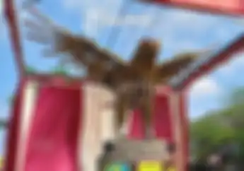 Patung Berbentuk Burung Garuda ini Terbuat dari Knalpot Hasil Sitaan Polisi