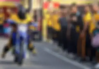 Valentino Rossi Lewat, Aksi Wakapolres Cirebon Jago Naik Motor Dengan Mata Tertutup
