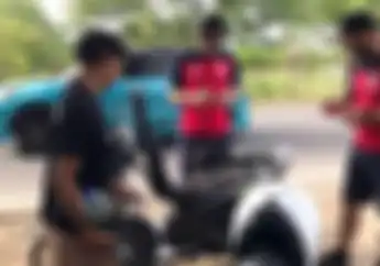 Kocak, Aksi Kru MXGP Samota 2022 Beli Bensin Eceran Pakai Uang Receh Rp 2 Ribuan
