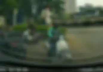 Viral, Video Maling Beratribut Ojol Curi Motor Yang Lagi Parkir di Cengkareng