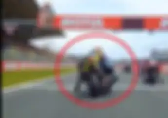 Joan Mir Minta Maaf ke Adik Valentino Rossi Usai Gesekan Saat Start MotoGP Belanda 2022