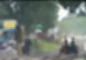 Jangan Coba-coba Terobos Palang Pintu Perlintasan Kereta Api, Dendanya Bikin Kantong Kering