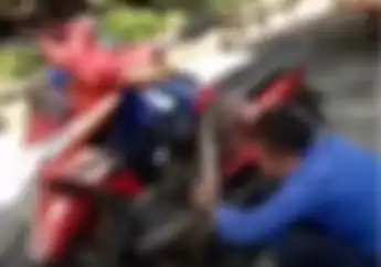 Merinding, Damkar Evakuasi Ular Piton Panjang 2 Meter,  Sembunyi dlDalam Honda BeAT