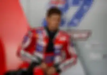Casey Stoner Terciduk Sedang Fitting Wearpack Dengan Alpinestar, Mau Balapan Lagi?
