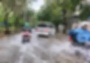 Kawasan Jakarta Utara Banjir Diguyur Hujan, Beberapa Pemotor Pilih Putar Balik Karena Takut Mogok